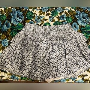 Hollister floral skort. White with blue flowers, has pockets. Size XXL.